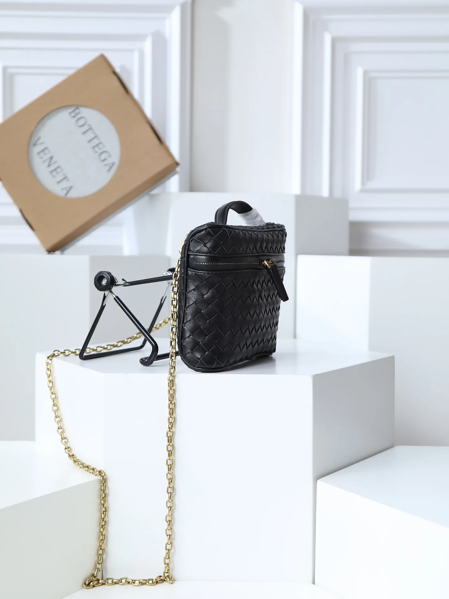 800. BOTTEGA VENETA2025 new women's small Soft Vanity bag adopts the classic Intrecciato weaving technique, inheriting the classics. The ring buckle design 😎 The light metal chain gives you a high-end sense of matching. The chain is removable, so you can wear it as a small bag ~ An elegant small bag that is perfect for participating in events. The overall body of the bag is as soft as marshmallow and can be easily kneaded, showing the strong toughness and high-end feel of the leather. The touch of sheepskin is so amazing. It is so healing when pinched! I have absolutely no resistance to small bags! ! ! Style number: 843800 Size: 19*14*3cm